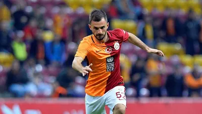 Emre Çolak sahalara veda etti