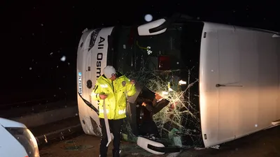 Yolcu otobüsü devrildi; onlarca yaralı var