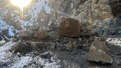 Artvin'de heyelan! Dev kayalar yolu kapattı