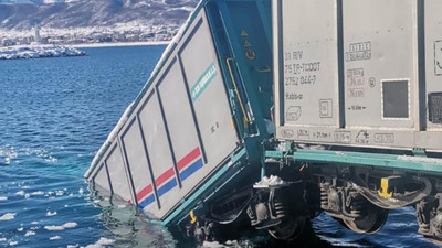Feribot iskelesinde 2 vagon Van Gölü'ne düştü