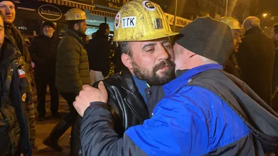 Depremzede, madenciye sarılarak teşekkür etti