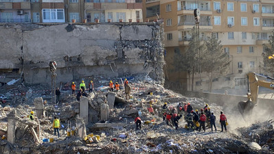 Depremin toz haline getirdiği binanın yıkıldığı an kamerada