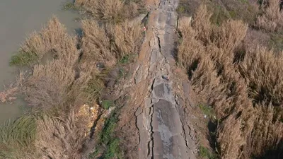 Hatay'daki deprem yolları paramparça etti