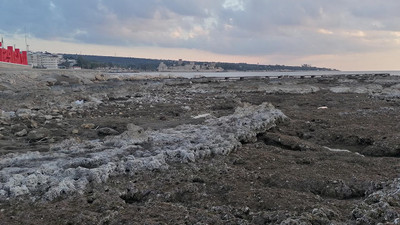 Ünlü tatil beldesinde deniz 100 metre çekildi