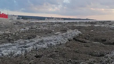 Ünlü tatil beldesinde deniz 100 metre çekildi