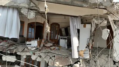 Depremde ağır hasar alan evlerin içi drone ile görüntülendi