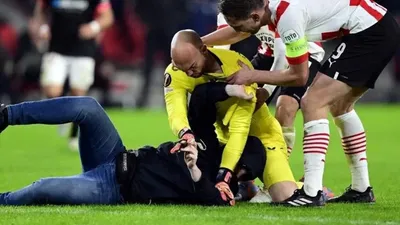 PSV taraftarından Sevilla kalecisine yumruklu saldırı
