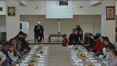 Yazıklar olsun ''moral'' yemeğini protokol masada, depremzedeler yerde yedi..