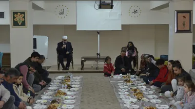 Yazıklar olsun ''moral'' yemeğini protokol masada, depremzedeler yerde yedi..