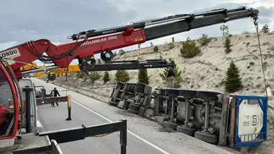 Otoyolda kimyasal yüklü TIR paniği