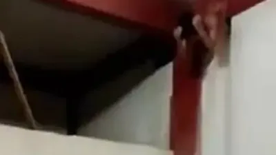 Hırsızlık yapmak için marketin içine açtığı deliğe sıkıştı!