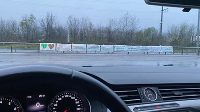 Yol kenarındaki afişleri gören dönüp bir kez daha baktı