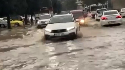 İzmir'de sağanak yağış! Yollar göle döndü