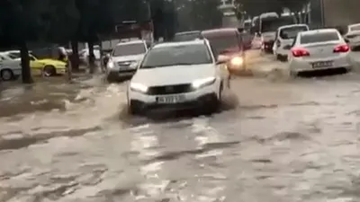İzmir'de sağanak yağış! Yollar göle döndü