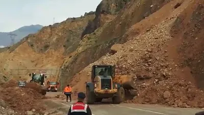 Artvin'de heyelan: Yol ulaşıma kapandı