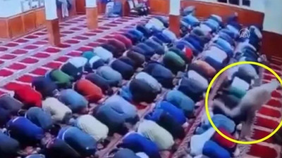 Camide dehşet! Namaz kıldıran imamı sırtından bıçakladı