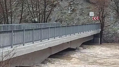 Tunceli'de Munzur Çayı 3 noktada taştı!