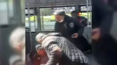 Metrobüste bıçaklı kavga: 3 yaralı