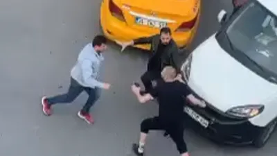 Yol kavgasında tekmeler havada uçuştu