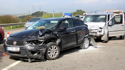Anadolu Otoyolu'nda 5 araç birbirine girdi, trafik kilitlendi