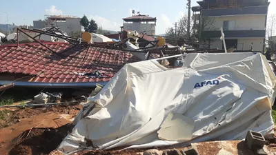 Depremin merkezinde hortum dehşeti: Ölü ve yaralılar var