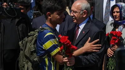 Depremzede genç, Kılıçdaroğlu’na sarılıp ağladı