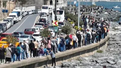 TCG Anadolu'ya ziyaretçi akını: Kilometrelerce kuyruk