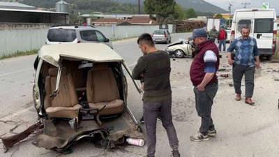 İzmir'de korkunç kaza! Araç ortadan ikiye bölündü