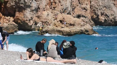 Dünyaca ünlü sahilde turist yoğunluğu: Plaj tıklım tıklım oldu