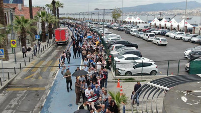 İzmir'de TCG Anadolu'ya yoğun ilgi: Kuyruğun sonu yok