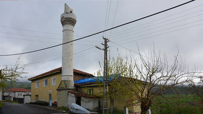 Yıldırım isabet eden caminin şerefesi yıkıldı