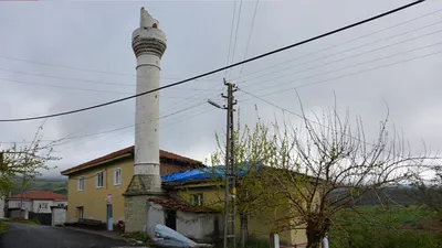 Yıldırım isabet eden caminin şerefesi yıkıldı