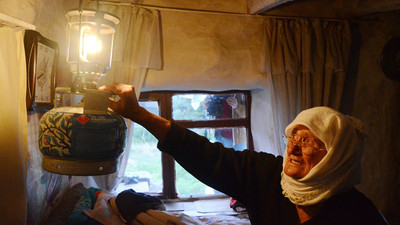 Elektriksiz geçen bir ömür... Elektrikle sadece 6 yıl yaşayabildi