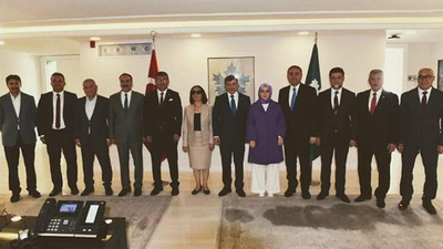 Davutoğlu'nun ''zafer pozu'' sosyal medyayı karıştırdı