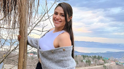 Survivor Ayşe Yüksel'den mini etekli poz!