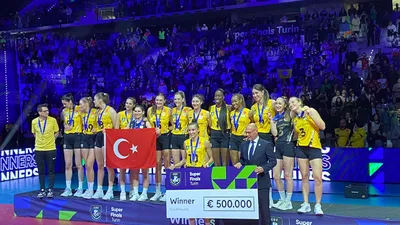 VakıfBank şampiyonluk kupasını kaldırdı