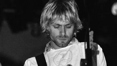 Rock yıldızı Kurt Cobain’in parçaladığı gitar rekor fiyata satıldı