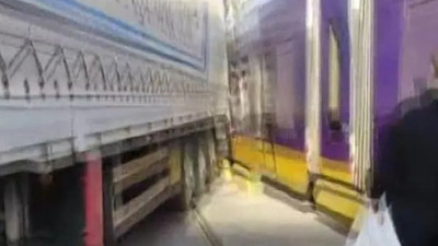 Zeytinburnu'nda tramvay TIR ile çarpıştı