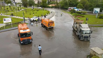 Ankara'yı sağanak vurdu: Ev ve iş yerlerini su bastı