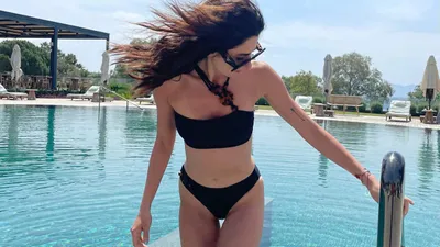 Nesrin Cavadzade şarkıcılığa soyundu, sosyal medya ikiye bölündü