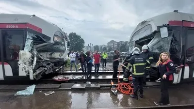 Tramvaylar kafa kafaya çarpıştı: 46 yaralı