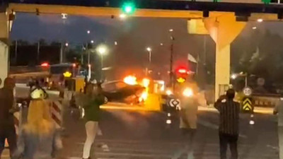 TEM'de korkunç kaza! Gişelere çarpan araç alev topuna döndü