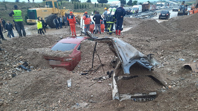 Heyelan 2 otomobili böyle yuttu; 1 kişi öldü, 1 kişi yaralandı