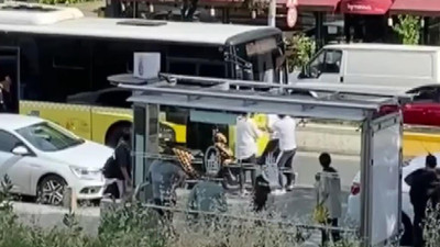 Trafikte kavga! Sinirini otobüsün camından çıkardı