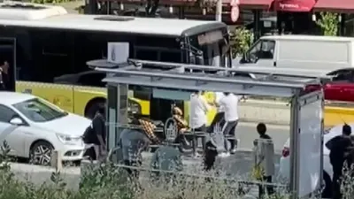 Trafikte kavga! Sinirini otobüsün camından çıkardı