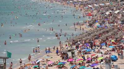 Tatil beldesinde ''çiş'' krizi! Evlerin bahçelerine tuvaletlerini yapıyorlar