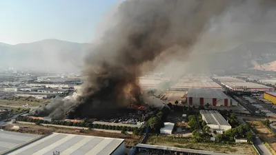 Manisa'daki fabrika yangını 17'nci saatte kontrol altında! Dumanlar İzmir'i kapladı