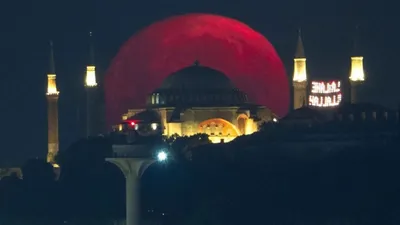 İstanbul'da hayran bırakan dolunay manzarası
