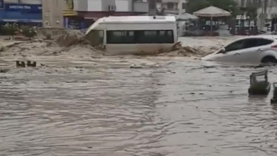 Zongultak'ta sel felaketi: Araçlarsular altında kaldı