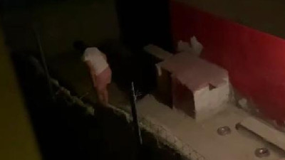 Vicdansız! Yavru köpeği sopayla dövdü